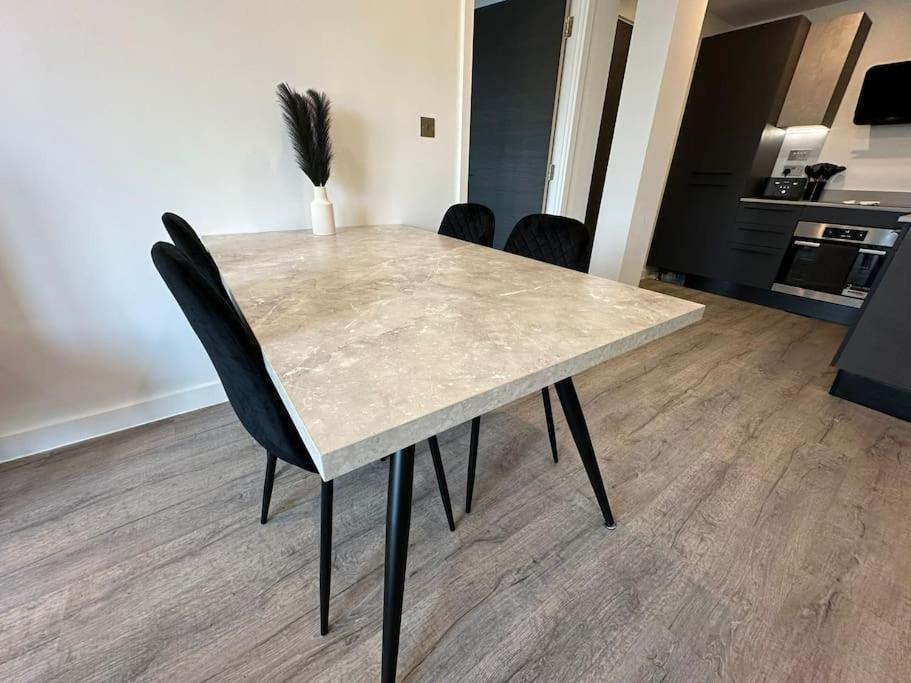Stylish Central York Apartment Free Parking & Gym Exterior foto